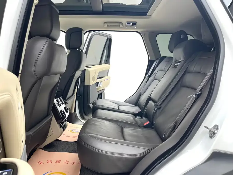Land Rover Range Rover Range Rover 2022 3.0 L6 360PS Legend Edition 2022 — миниатюра 3