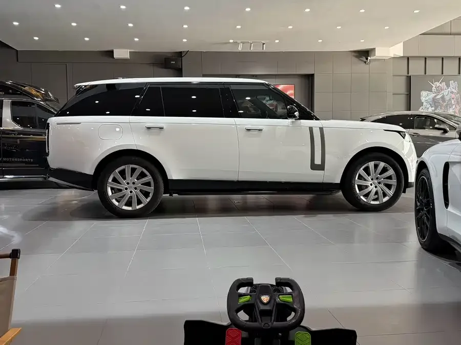 Land Rover Range Rover Range Rover 2024 3.0 L6 400PS Grand Extended Edition 7 Seaters 2024 — миниатюра 2