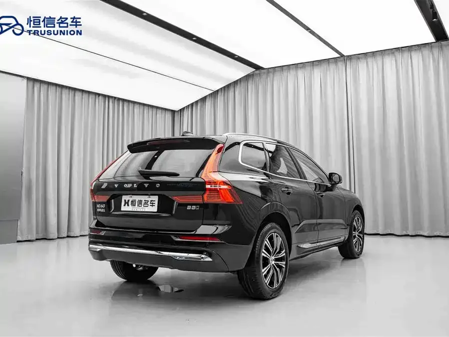 Volvo XC60 2022 B5 four-wheel drive Zhiyuan Deluxe Edition 2022 — миниатюра 2