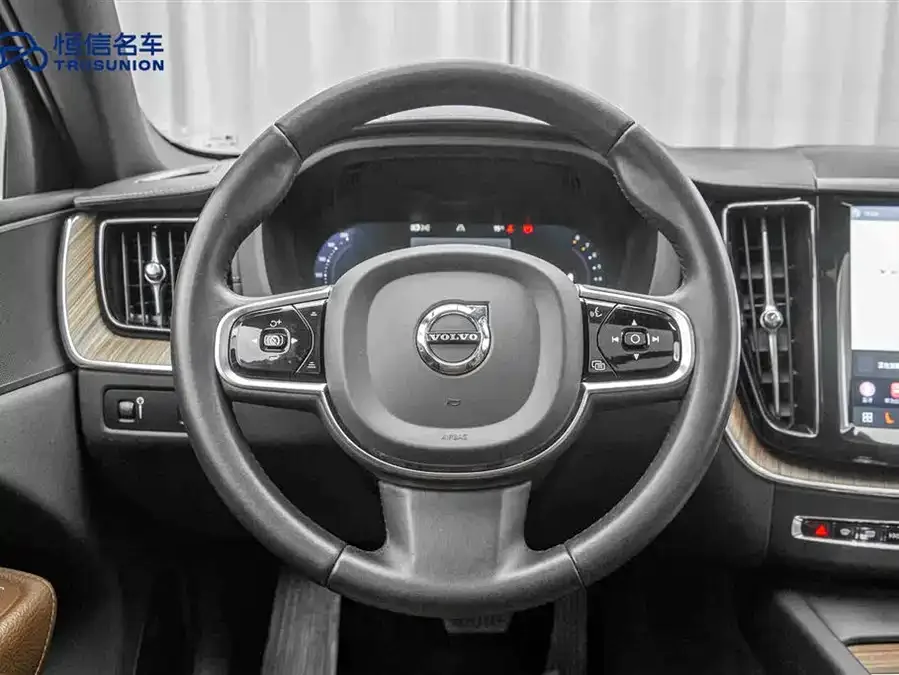 Volvo XC60 2022 B5 four-wheel drive Zhiyuan Deluxe Edition 2022 — миниатюра 5