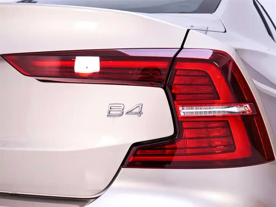 Volvo S60 2023 B4 Zhiyi Luxury Edition 2023 — миниатюра 3
