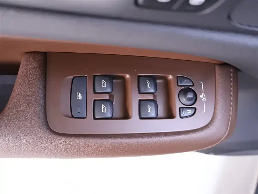 Volvo S60 2023 B4 Zhiyi Luxury Edition 2023 — миниатюра 5