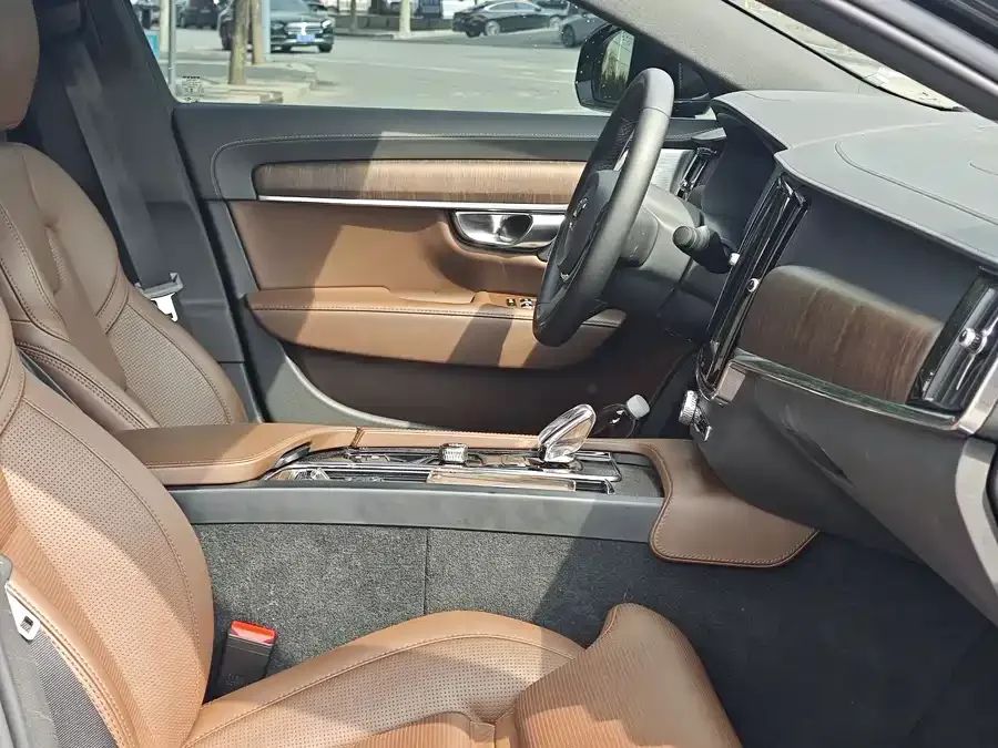 Volvo S90 2024 B5 Smart Luxury Edition 2024 — миниатюра 4