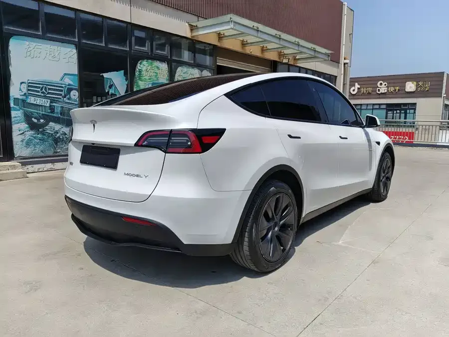 Tesla Model Y Model Y 2023 long-range all-wheel drive version 2024 — миниатюра 3