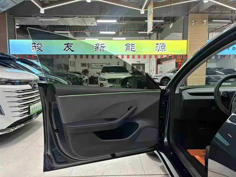 Tesla Model 3 Model 3 2025 rear-wheel drive version 2025 — миниатюра 3