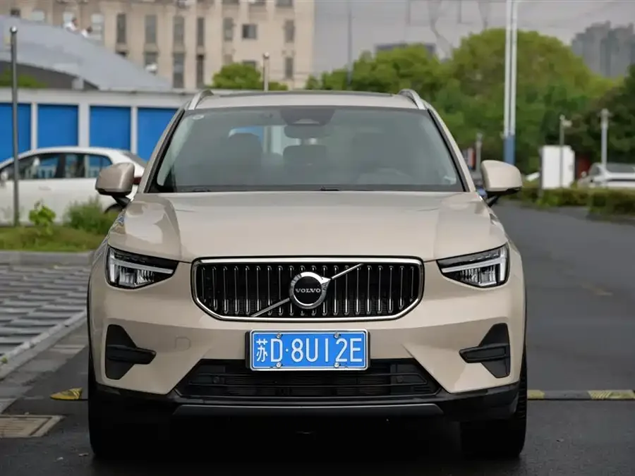 Volvo XC40 2025 B4 4WD Zhiyuan Luxury Edition 2024 — фото 1, купить с доставкой в Москву