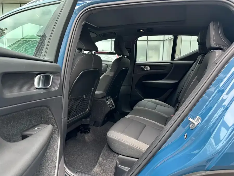Volvo XC40 2024 B3 Zhiyuan Luxury Edition 2024 — миниатюра 3