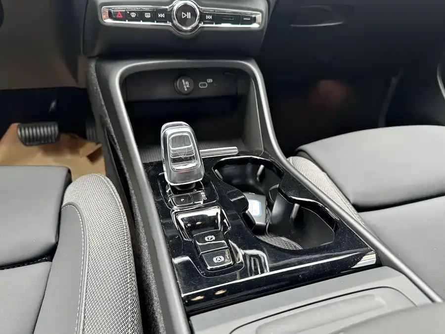 Volvo XC40 2024 B3 Zhiyuan Luxury Edition 2024 — миниатюра 4