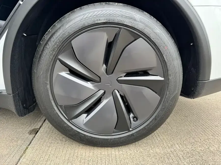 Tesla Model Y Model Y 2026 Rear-Wheel Drive 2026 — миниатюра 4