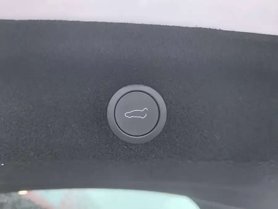 Tesla Model Y Model Y 2025 rear-wheel drive version 2025 — миниатюра 3