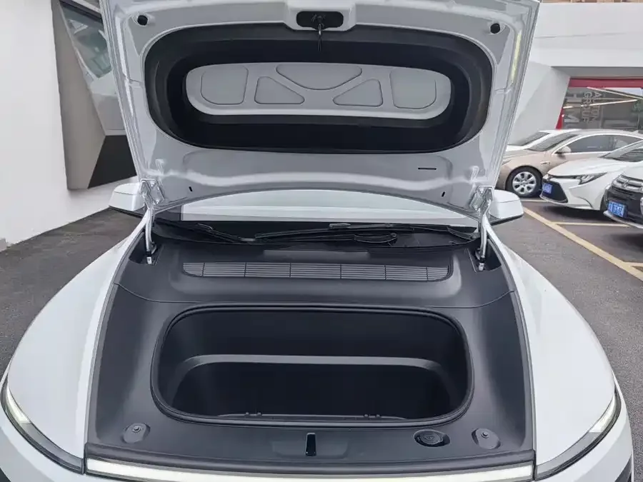 Tesla Model Y Model Y 2025 rear-wheel drive version 2025 — миниатюра 5