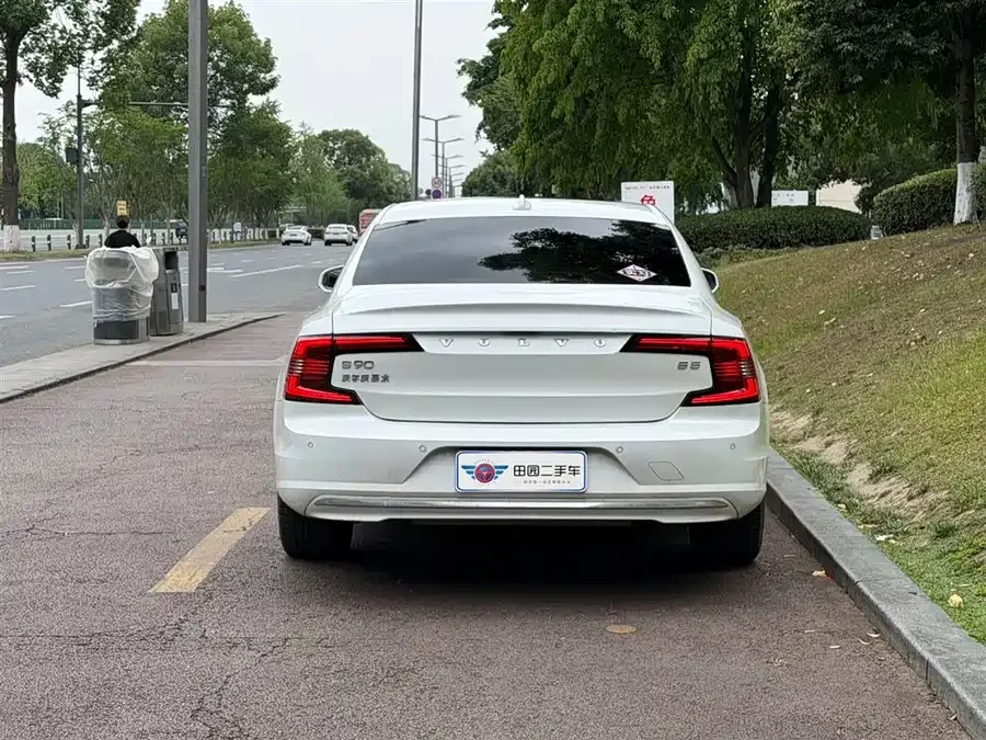 Volvo S90 2023 B5 Zhiyuan Luxury Edition 2022 — миниатюра 2