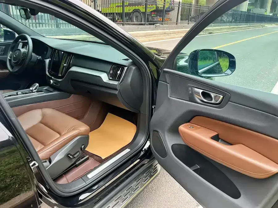 Volvo XC60 2023 B5 4WD Zhiyi Luxury Edition 2023 — миниатюра 4