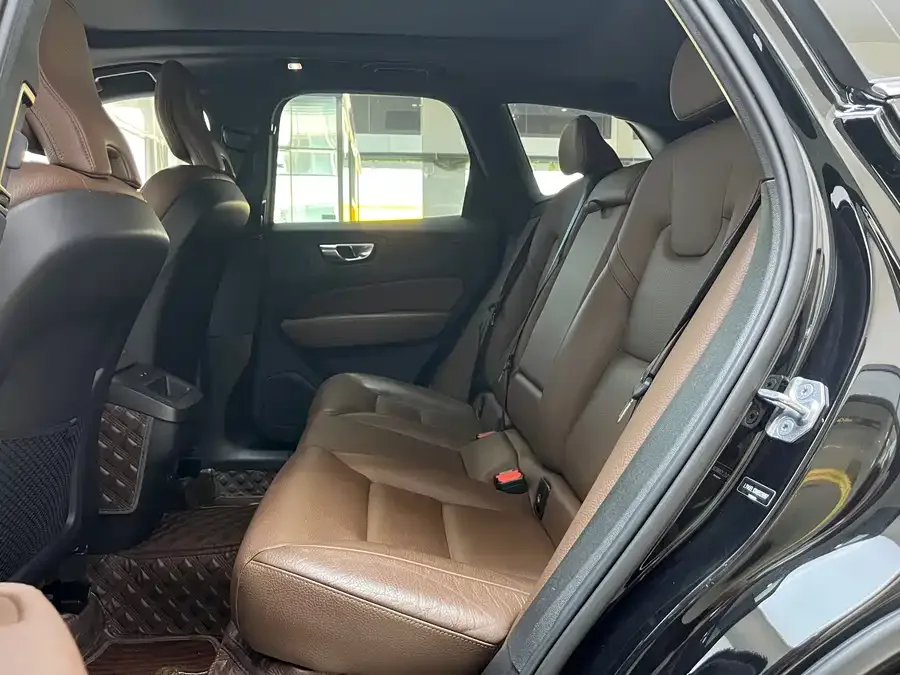 Volvo XC60 2022 B5 4WD Zhiyi Luxury Edition 2022 — миниатюра 4