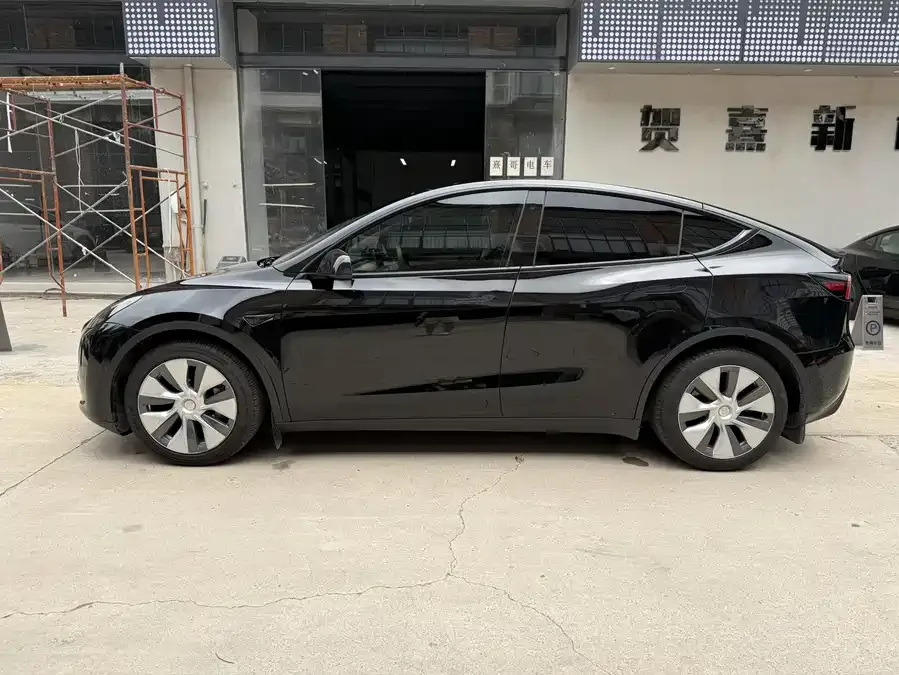 Tesla Model Y Model Y 2022 facelift rear-wheel drive version 2022 — миниатюра 4