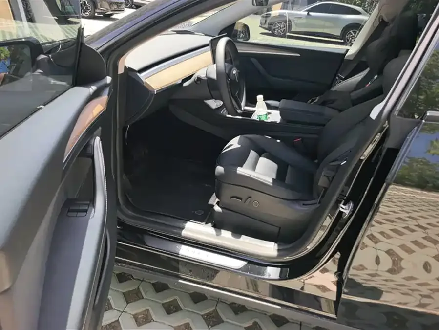 Tesla Model Y Model Y 2022 facelift rear-wheel drive version 2023 — миниатюра 3
