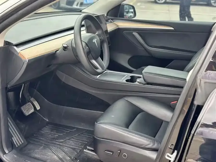 Tesla Model Y Model Y 2022 facelift rear-wheel drive version 2023 — миниатюра 4
