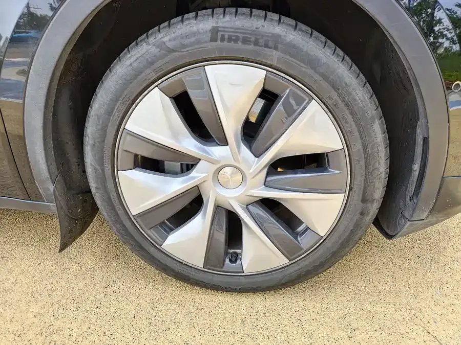 Tesla Model Y Model Y 2022 facelift rear-wheel drive version 2023 — миниатюра 4