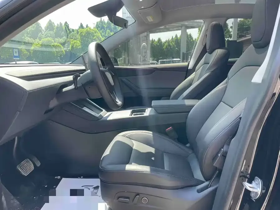 Tesla Model Y Model Y 2025 rear-wheel drive version 2025 — миниатюра 4
