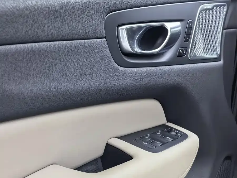 Volvo XC60 2026 B5 4WD Zhiyuan Sports Edition 2025 — миниатюра 3