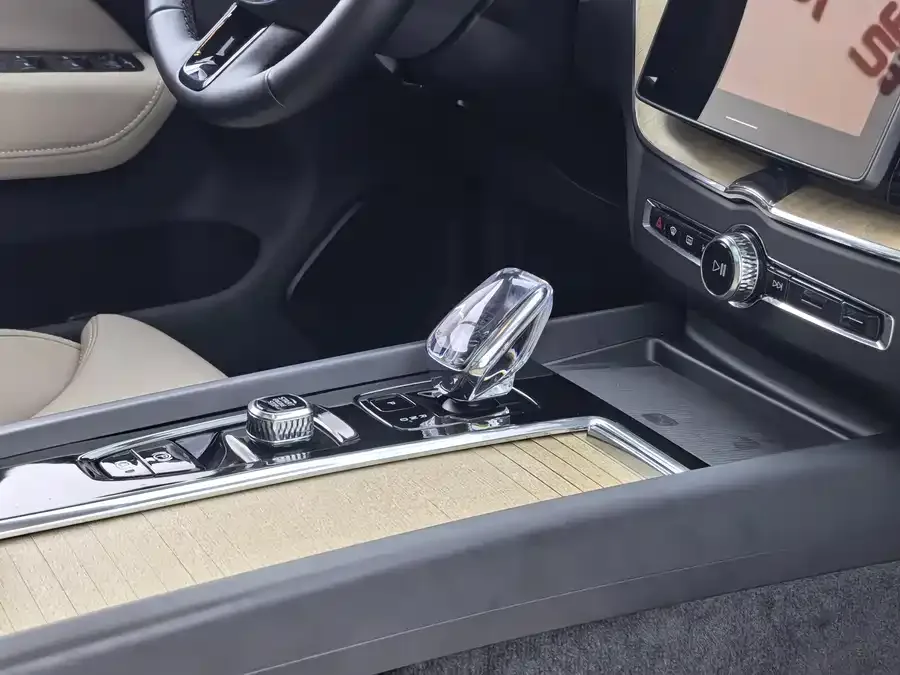 Volvo XC60 2026 B5 4WD Zhiyuan Sports Edition 2025 — миниатюра 4