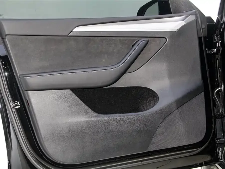 Tesla Model Y Model Y 2023 rear-wheel drive version 2024 — миниатюра 4