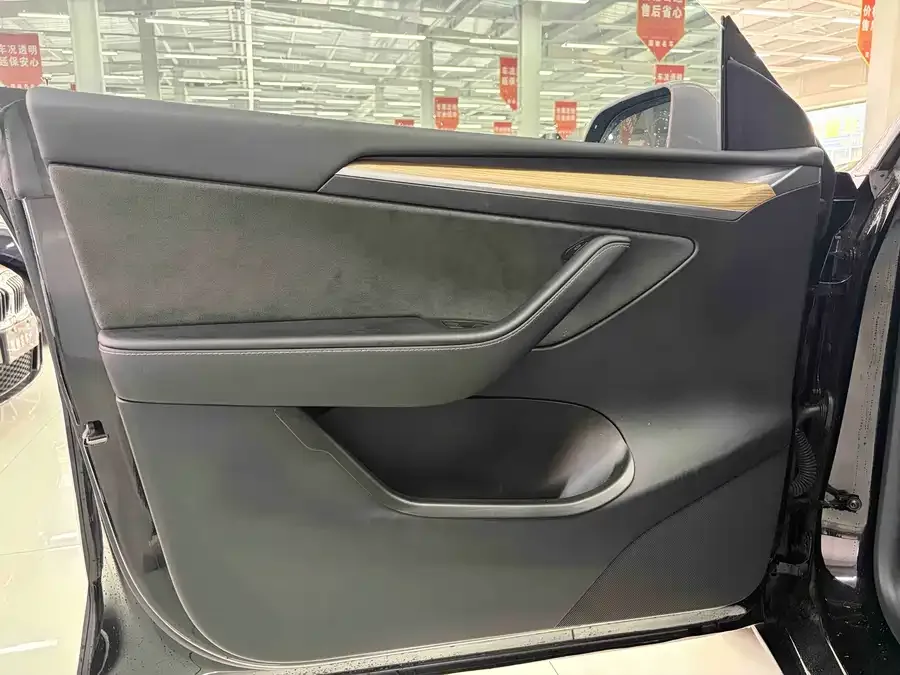 Tesla Model Y Model Y 2022 facelift rear-wheel drive version 2023 — миниатюра 3