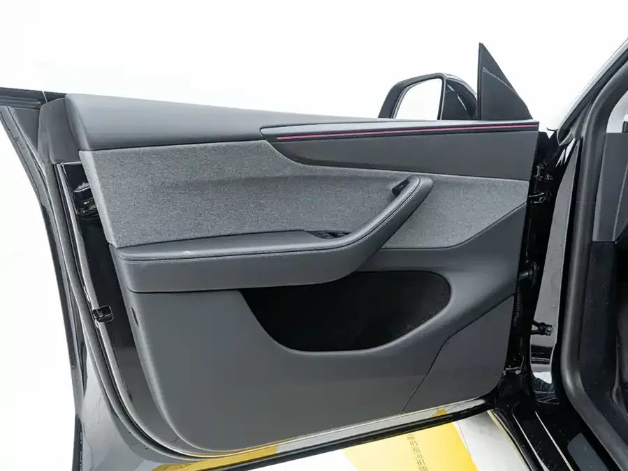 Tesla Model Y Model Y 2025 rear-wheel drive version 2026 — миниатюра 4