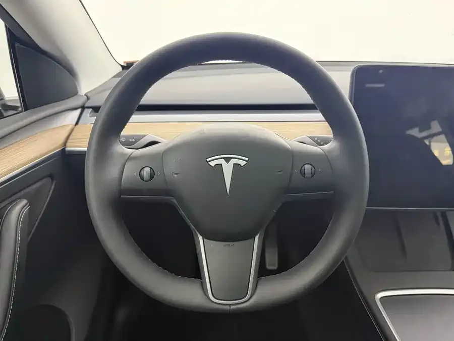 Tesla Model Y Model Y 2022 facelift rear-wheel drive version 2023 — миниатюра 2