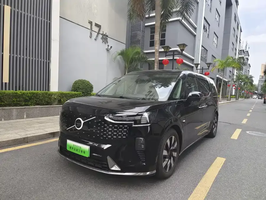 Volvo EM90 2024