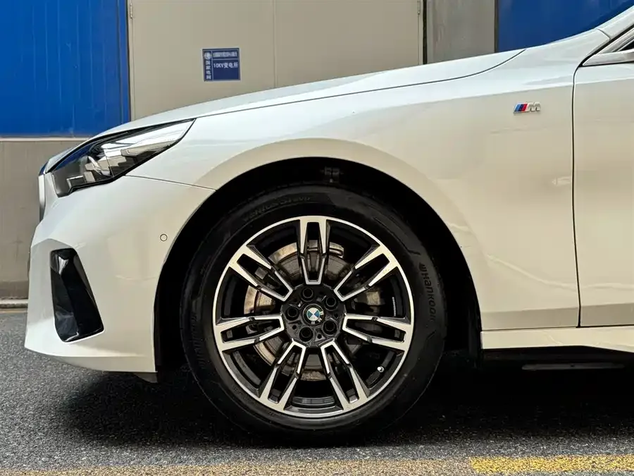 BMW 5 Series BMW 5 Series 2024 525Li M Sports Package 2024 — миниатюра 2