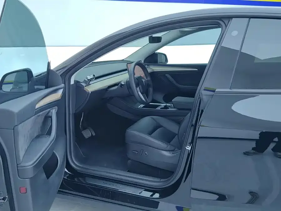 Tesla Model Y Model Y 2022 facelift rear-wheel drive version 2023 — миниатюра 3