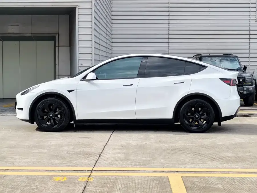Tesla Model Y Model Y 2022 facelift rear-wheel drive version 2023 — миниатюра 2