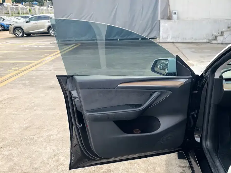 Tesla Model Y Model Y 2022 facelift rear-wheel drive version 2023 — миниатюра 3