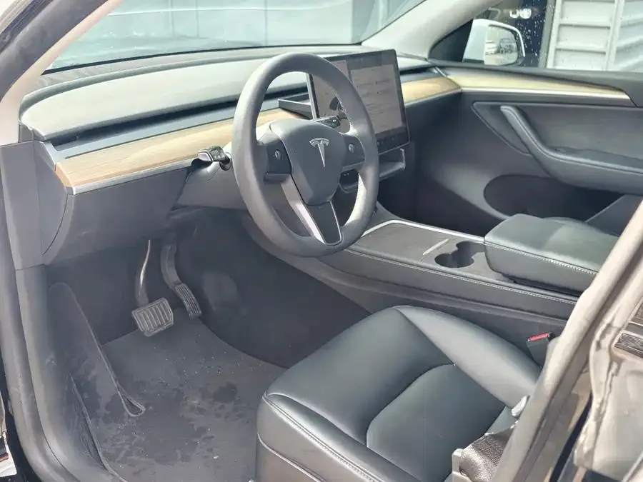 Tesla Model Y Model Y 2022 facelift rear-wheel drive version 2023 — миниатюра 5