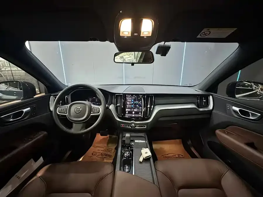 Volvo XC60 2024 B5 4WD Zhiyi Luxury Edition 2024 — миниатюра 3