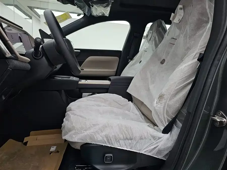 Volvo XC70 plug-in hybrid 2026 four-wheel drive long-range Core 2026 — миниатюра 2
