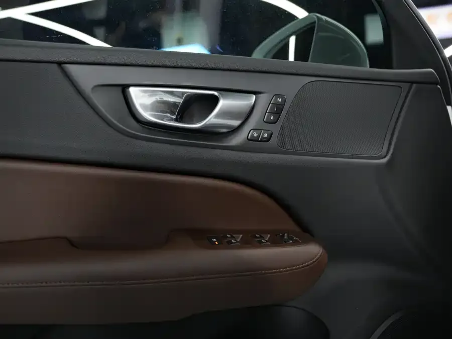 Volvo S60 2023 B4 Zhiyi Luxury Edition 2023 — миниатюра 3