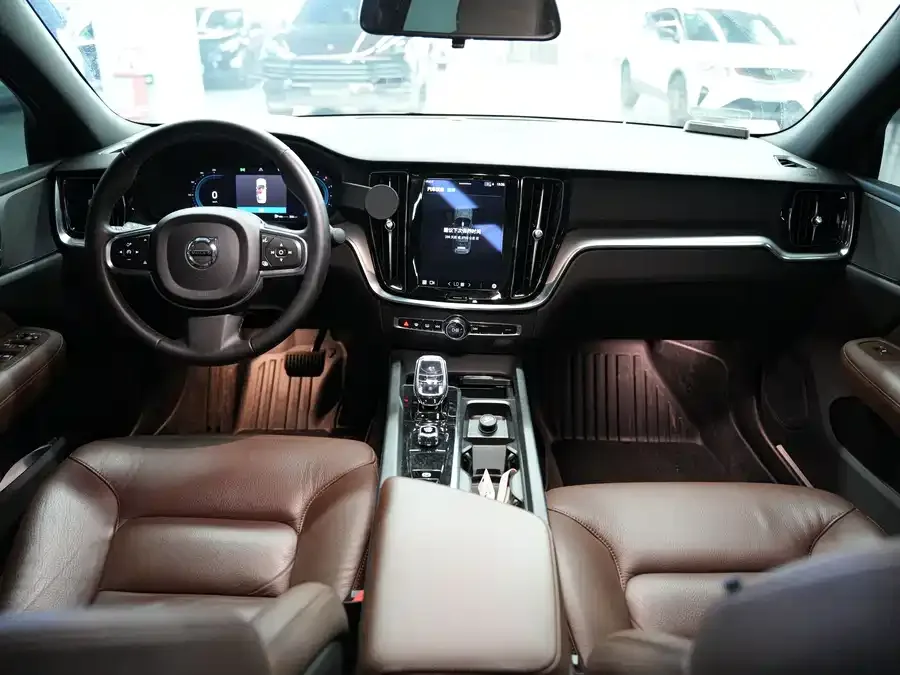Volvo S60 2023 B4 Zhiyi Luxury Edition 2023 — миниатюра 4