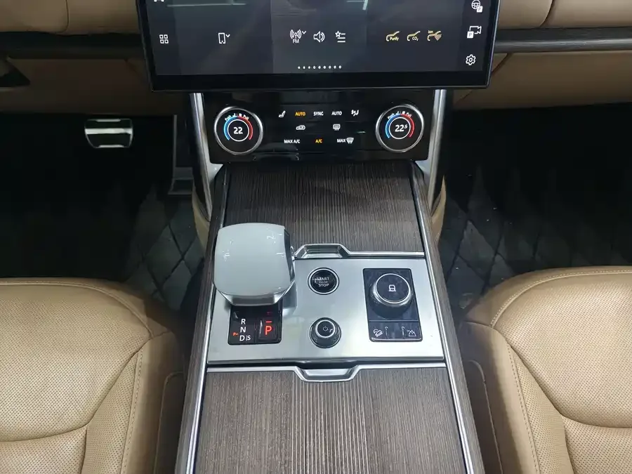 Land Rover Range Rover Range Rover 2023 3.0 L6 400PS Classic Extended Edition 2022 — миниатюра 4