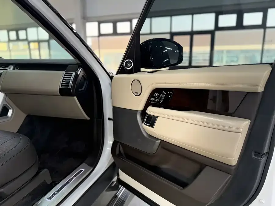Land Rover Range Rover Range Rover 2022 3.0 L6 400PS Legendary Extended Classic Edition 2022 — миниатюра 5