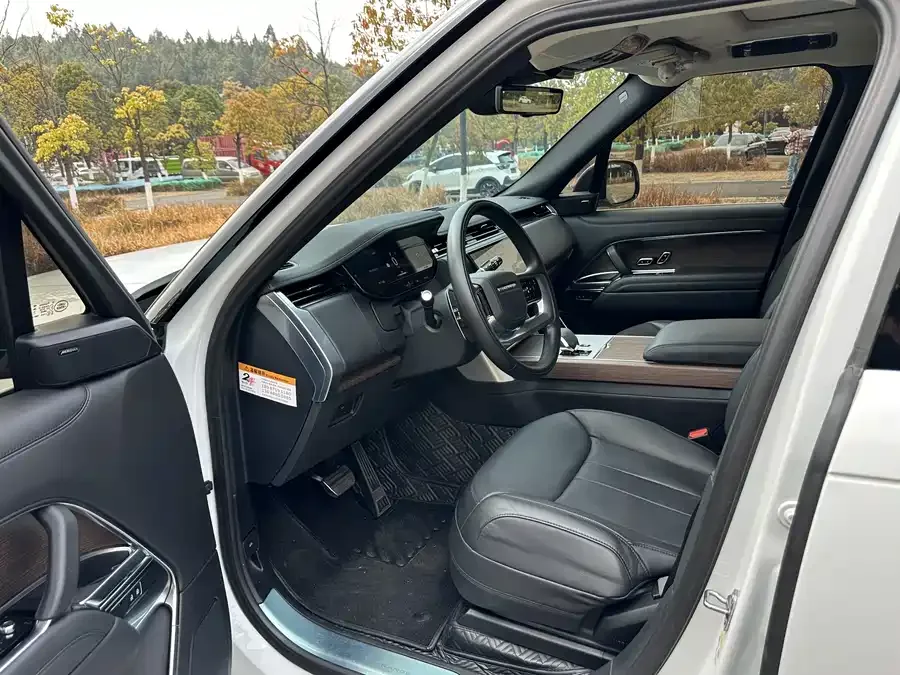 Land Rover Range Rover Range Rover 2024 3.0 L6 400PS Grand Extended Edition 7 Seaters 2024 — миниатюра 2