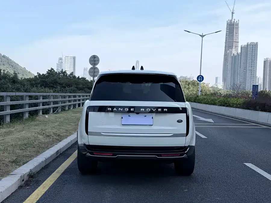 Land Rover Range Rover Range Rover 2023 3.0 L6 400PS Genesis Extended Edition 2022 — миниатюра 2