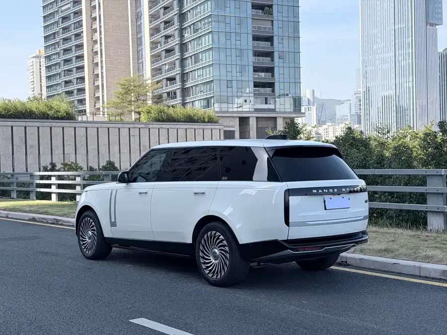 Land Rover Range Rover Range Rover 2023 3.0 L6 400PS Genesis Extended Edition 2022 — миниатюра 4