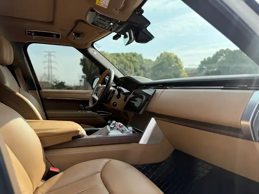 Land Rover Range Rover Range Rover 2024 3.0 L6 400PS Grand Extended Edition 7 Seaters 2024 — миниатюра 2