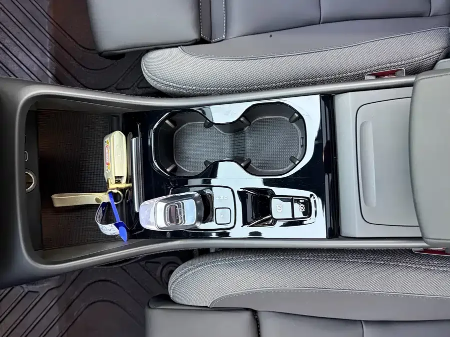 Volvo XC40 2023 B3 Zhiyuan Luxury Edition 2023 — миниатюра 3