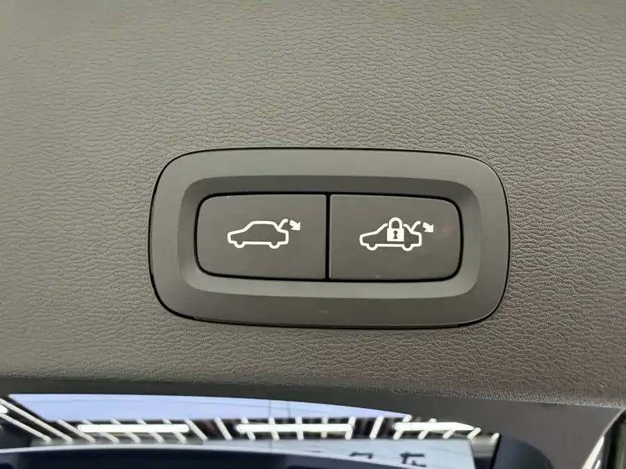 Volvo XC40 2023 B3 Zhiyuan Luxury Edition 2023 — миниатюра 4
