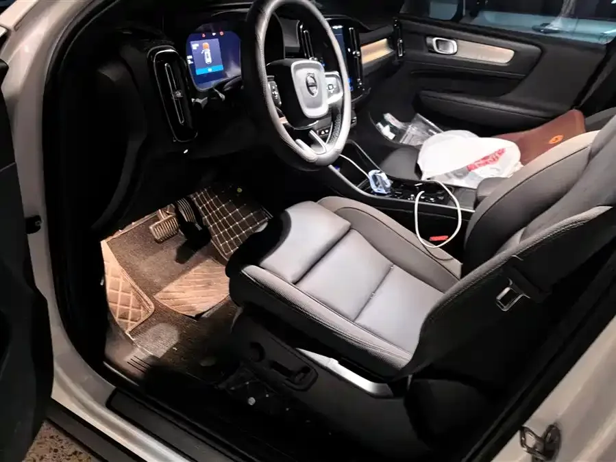 Volvo XC40 2024 B3 Zhiyuan Luxury Edition 2023 — миниатюра 3