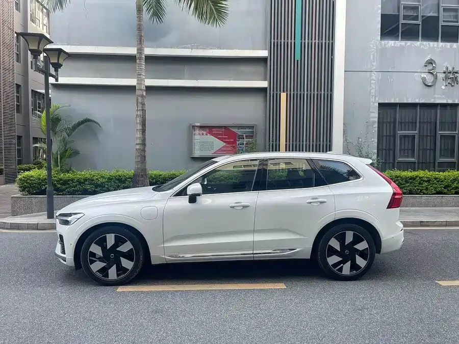 Volvo XC60 Plug-in Hybrid 2025 Plug-in Hybrid Long-range Four-wheel Drive Smart Luxury Edition 2025 — миниатюра 3