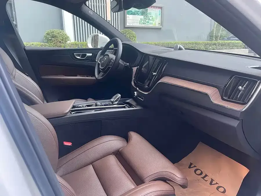 Volvo XC60 Plug-in Hybrid 2025 Plug-in Hybrid Long-range Four-wheel Drive Smart Luxury Edition 2025 — миниатюра 4